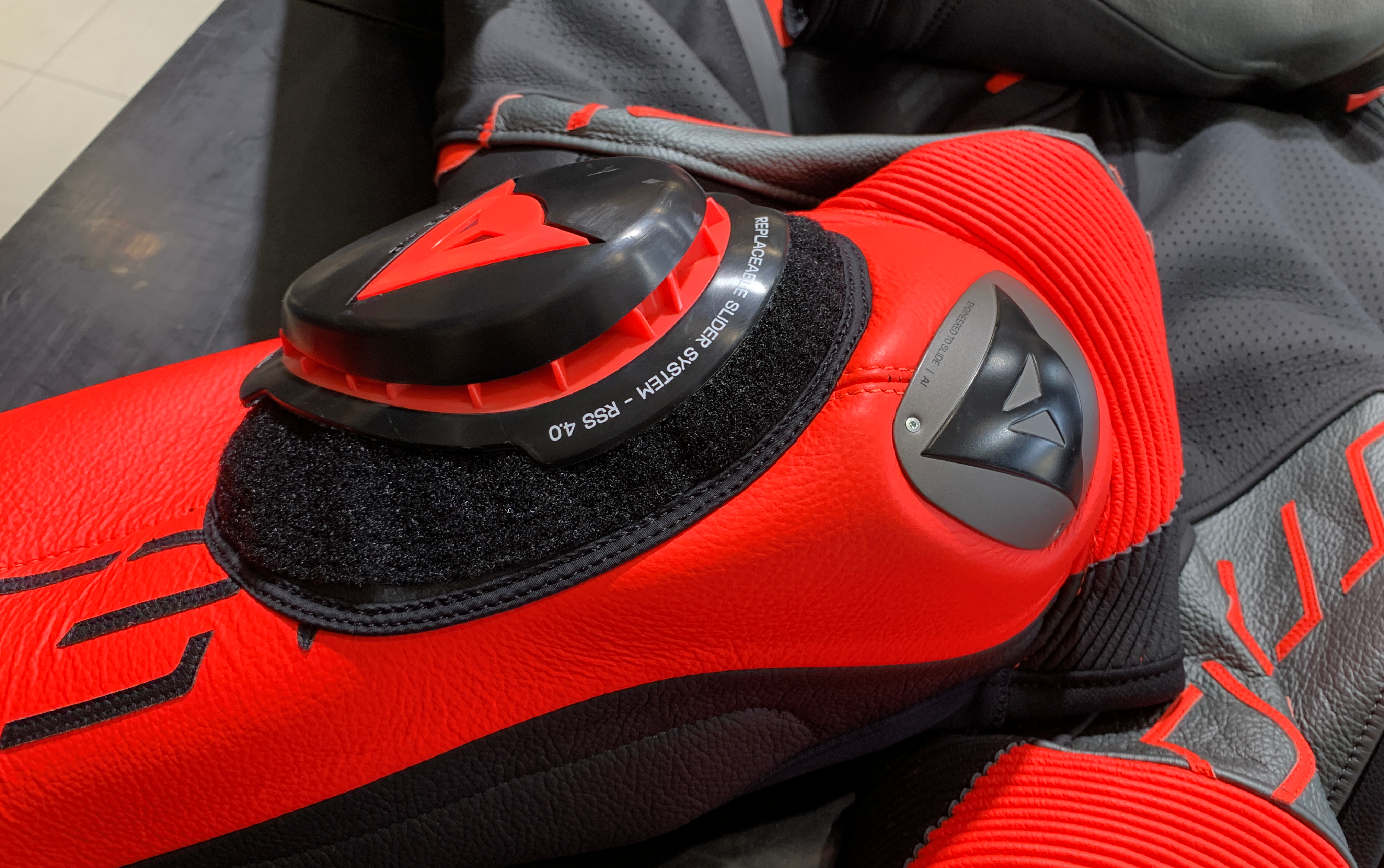 最新ダイネーゼレザースーツ！AUDAX D-ZIP 1PC PERF. LEATHER SUITの